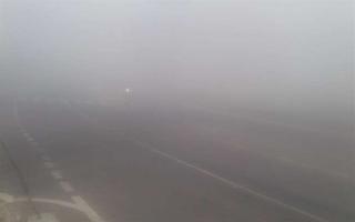 delhi-weather-updates-dense-fog-engulfs-ncr-with-dip-in-temperature-aqi-improves-to-moderate-zone-after-rains